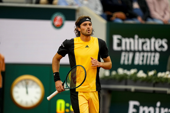 Stefanos Tsitsipas avanza sin contratiempos en Roland Garros