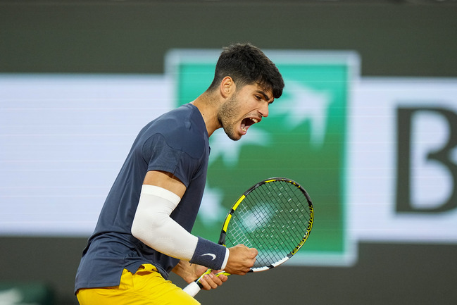 Carlos Alcaraz no quiere ser menos y pisa fuerte en Roland Garros