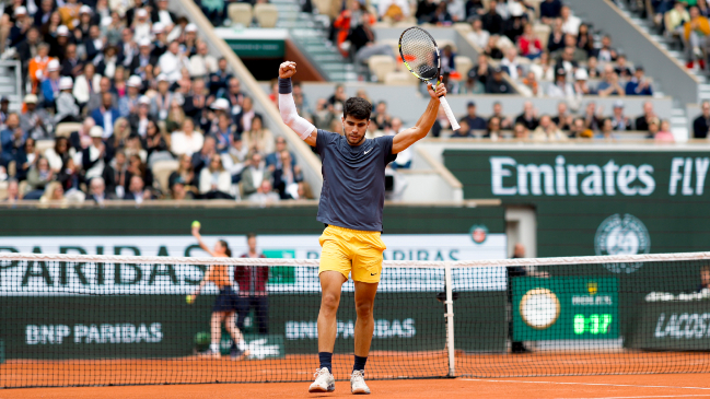 Carlos Alcaraz barrió con su rival y sigue a paso firme en Roland Garros