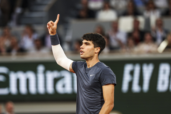 Carlos Alcaraz suma un nuevo triunfo en Roland Garros y se citó con Sinner