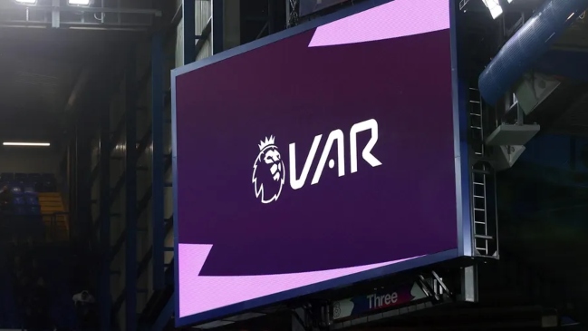 El VAR se mantendrá en la Premier League: Conoce las mejorías que tendrá