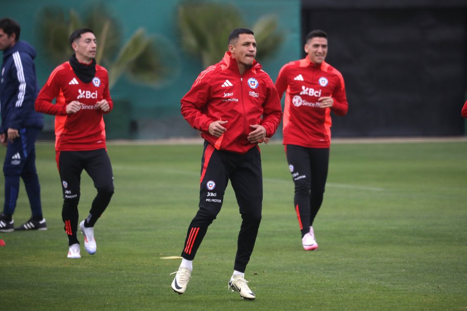 Alexis lideró con su llegada una nueva jornada de entrenamientos de la selección chilena