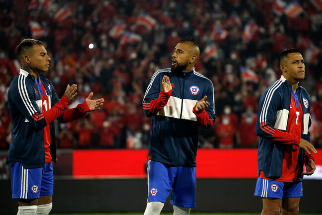 “Cuando uno llega al camarín se les extraña”: Eduardo Vargas se refirió a las ausencias de La Roja