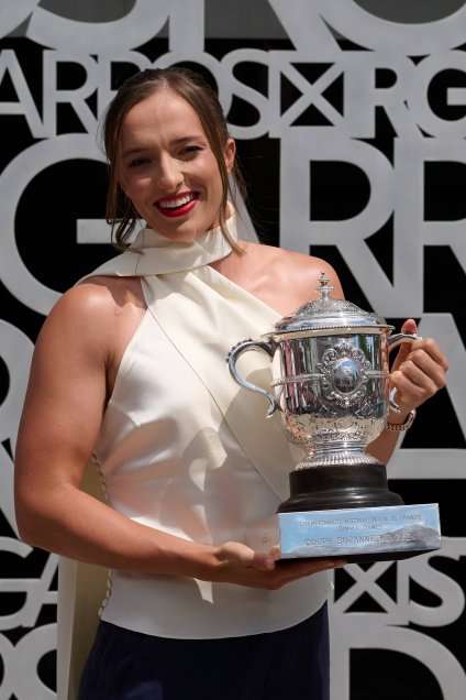 Iga Swiatek posó con su cuarto trofeo de Roland Garros