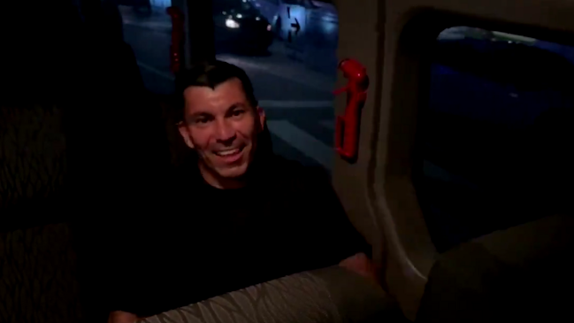 ¡Con una expresiva sonrisa! El saludo de Gary Medel a los hinchas de Boca Juniors en su llegada a Argentina