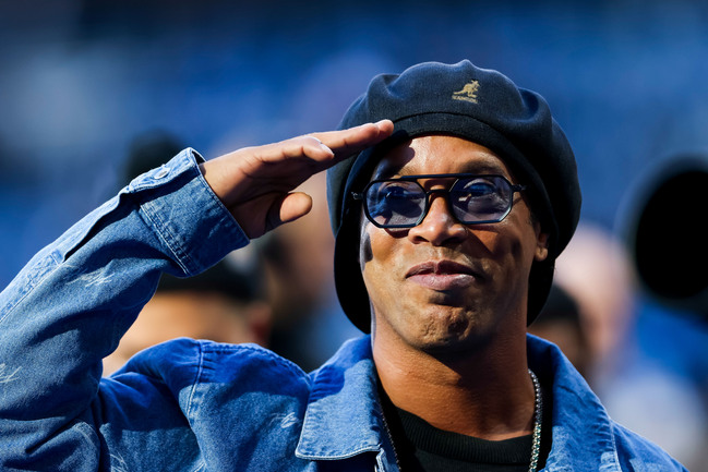 Ronaldinho Gaucho lanza desafío a tres astros del fútbol mundial en un spot publicitario
