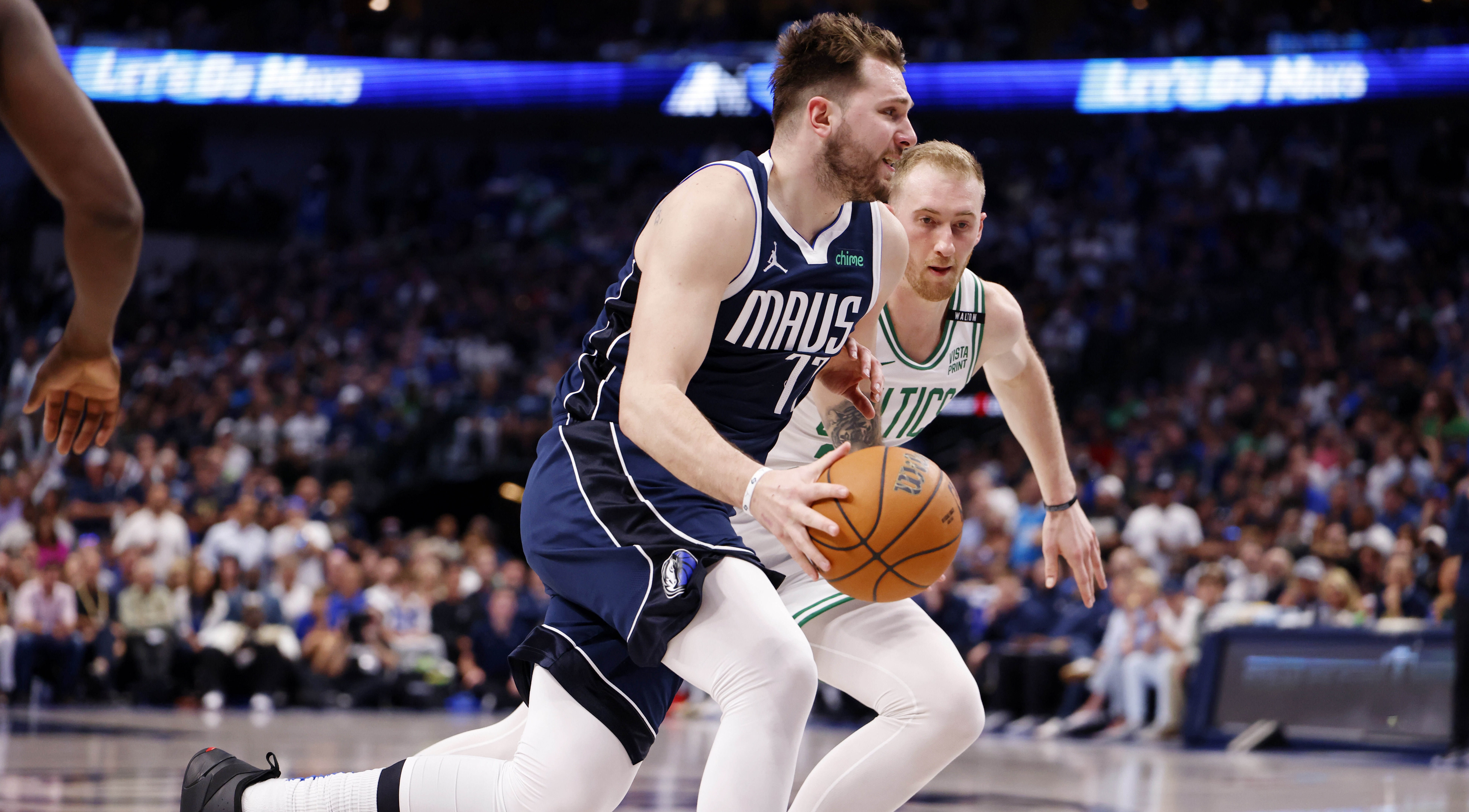 Mavericks evitó que le dieran la vuelta en casa con una paliza a Celtics en la final de la NBA