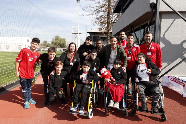 La selección chilena recibió la visita de los niños de la Teletón