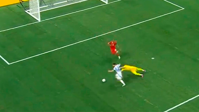 ¡Dale, hacete el canchero! Messi pecó de confiado y erró un gol increíble DOS VECES