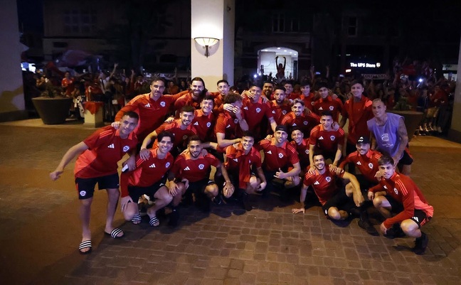 La selección chilena recibe masivo banderazo previo al debut en Copa América con Perú