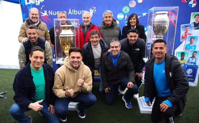“La tengo, no la tengo”. Exjugadores de la Roja estuvieron en la ‘Cambiatón’ de láminas del álbum de Copa América