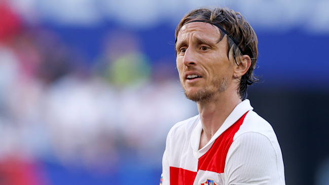 Luka Modric recibió bastante conmovido el premio a mejor del partido entre Croacia e Italia