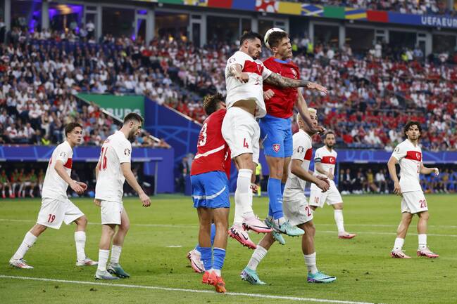 Turquía clasificó batallando ante República Checa que vendió cara su eliminación de la Eurocopa