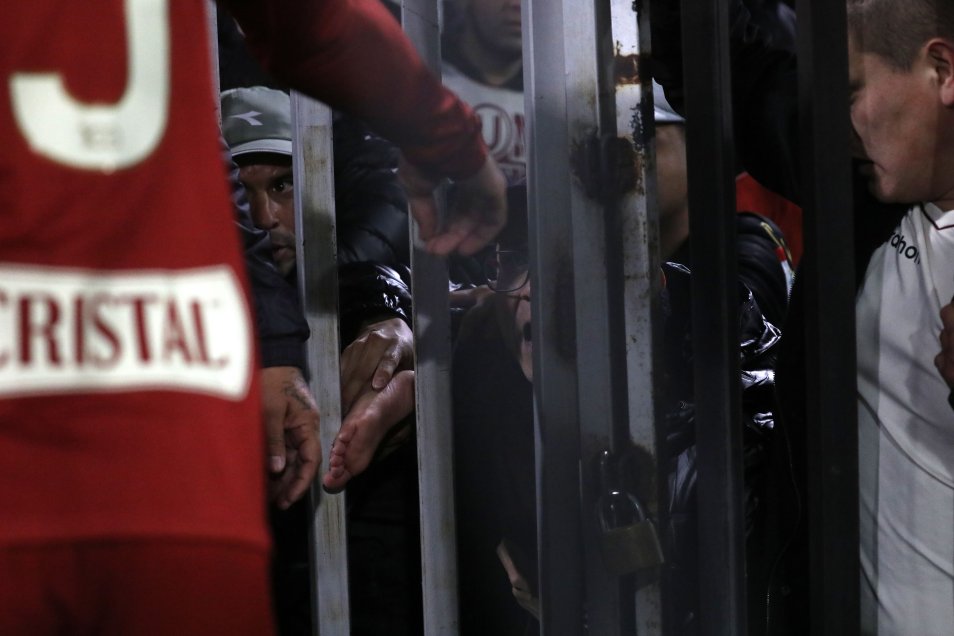 Jugadores de Colo Colo y Universitario debieron intervenir en los incidentes en el Monumental