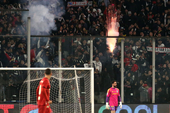 Colo Colo lamenta la muerte de uno de sus hinchas y el ataque con fuegos artificiales a la barra de Universitario