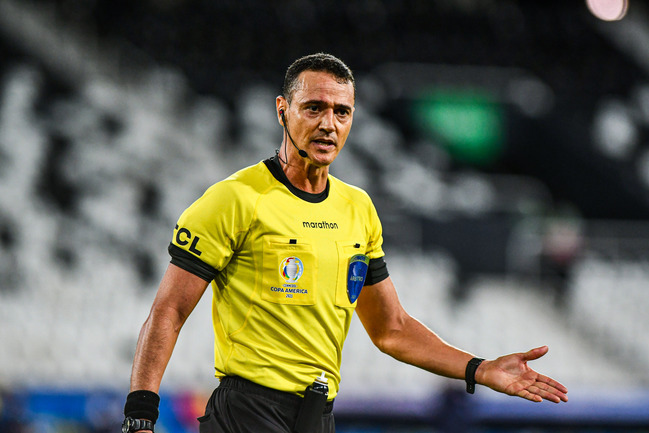 Buenos y malos antecedentes: Chile ya tiene árbitro para jugar con Canadá por Copa América