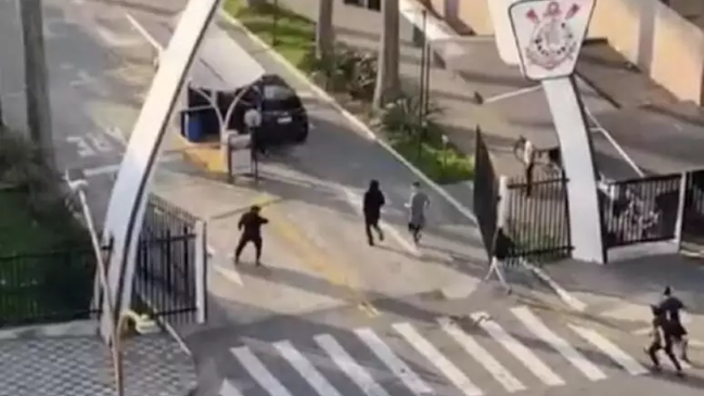 Hinchas de Corinthians invadieron complejo del club con potente mensaje a los jugadores