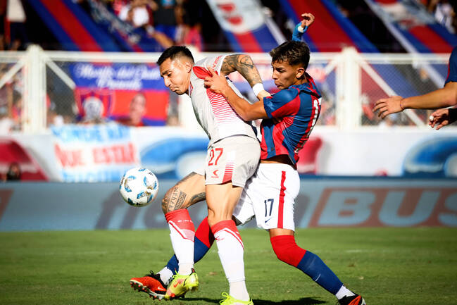 Atención hinchas de Colo Colo: Ya está en Chile el goleador que pidió Jorge Almirón