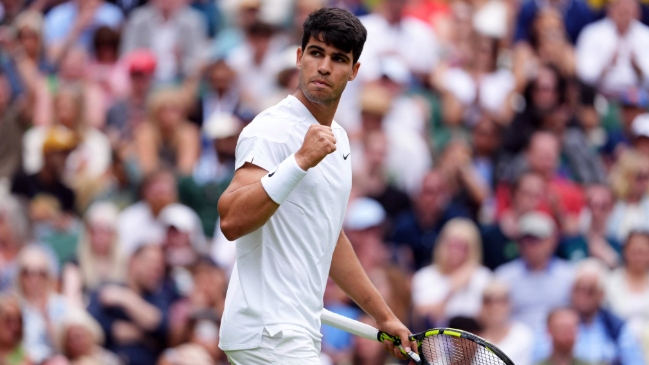 Comenzó la defensa de la corona: Carlos Alcaraz se metió en segunda ronda de Wimbledon