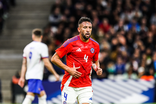 ¿Mauricio Isla se acerca a Colo Colo? La importante decisión que tomó Independiente de Avellaneda