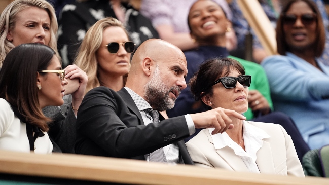 No descansa: Pep Guardiola fue a Wimbledon y se le vio apasionado analizando el juego