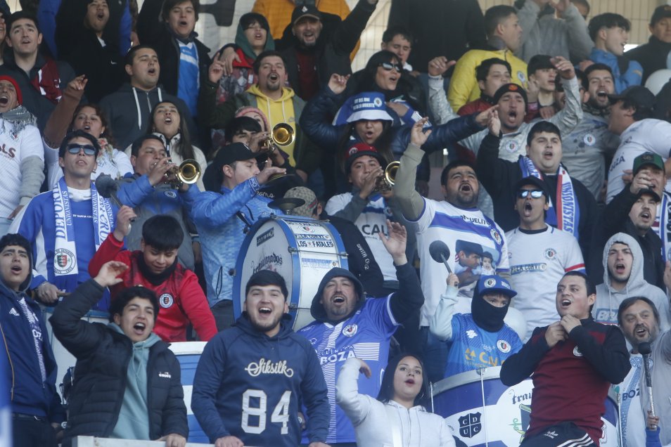 Hinchas de Santa Cruz armaron la fiesta en La Granja ante ausencia de seguidores de Colo Colo