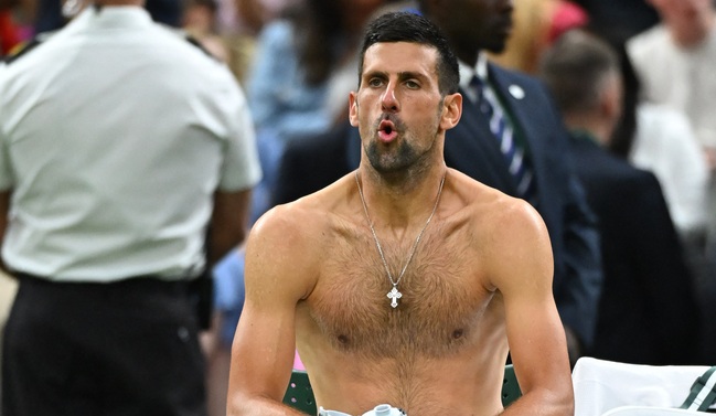 Novak Djokovic no tuvo ni que vestirse para avanzar a semifinales de Wimbledon