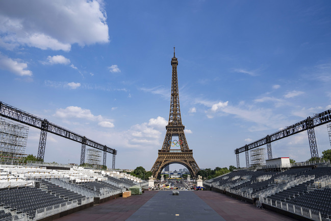 La Torre Eiffel y su cancha de vóleibol playa de PARÍS 2024 está a la espera de los primos Grimalt