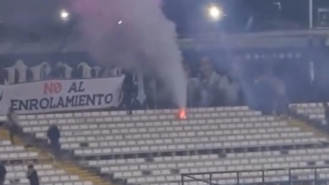 Garra Blanca protestó con fuegos artificiales contra el Registro Nacional de Hinchas tras duelo de Colo Colo
