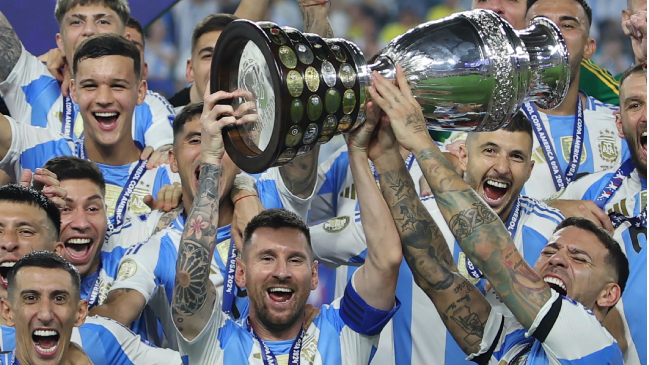 La feliz imagen de Lionel Messi tras conquistar el Bicampeonato de Copa América