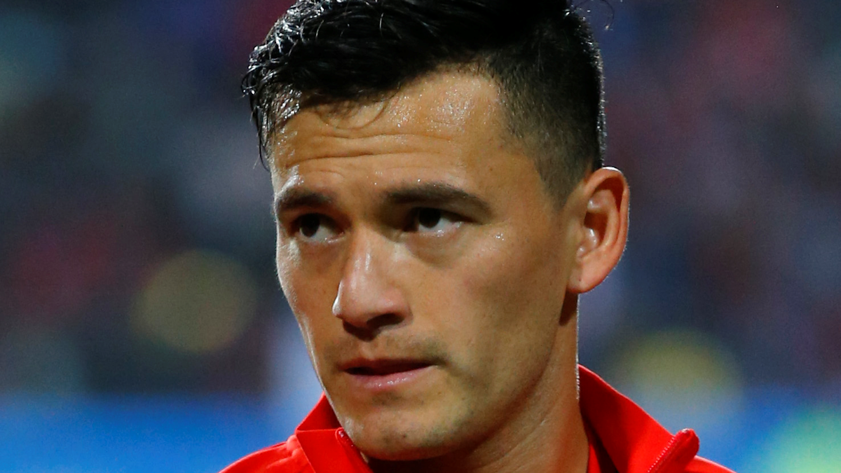 A la U le surgió competencia de un archirrival por contar con Charles Aránguiz