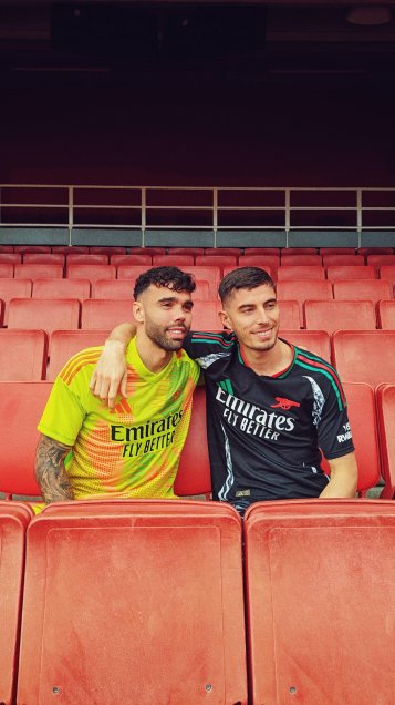 ¿Los cañoneros de La Cisterna? Arsenal presentó una camiseta con grandes similitudes a una de Palestino