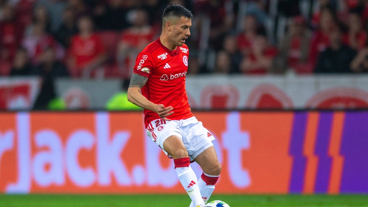 Charles Aránguiz estaría a horas de volver a vestir la camiseta de la Universidad de Chile