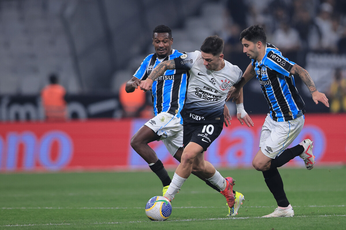 Gremio de Alexander Aravena empató de visita con Corinthians en el Brasileirao