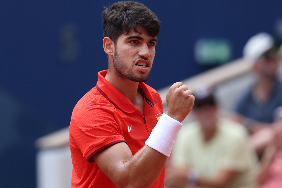 Alcaraz dio un paso más hacia el oro en una jornada que tuvo un batacazo olímpico