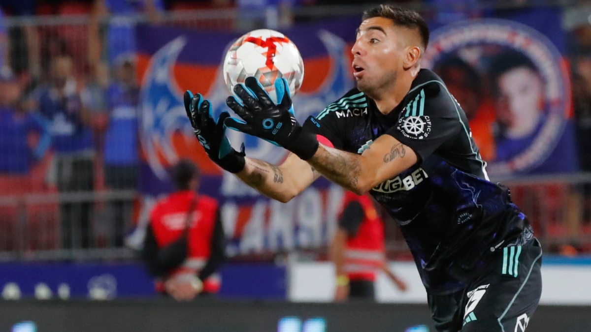 Gabriel Castellón está esperando a Charles Aránguiz con los brazos abiertos en la U