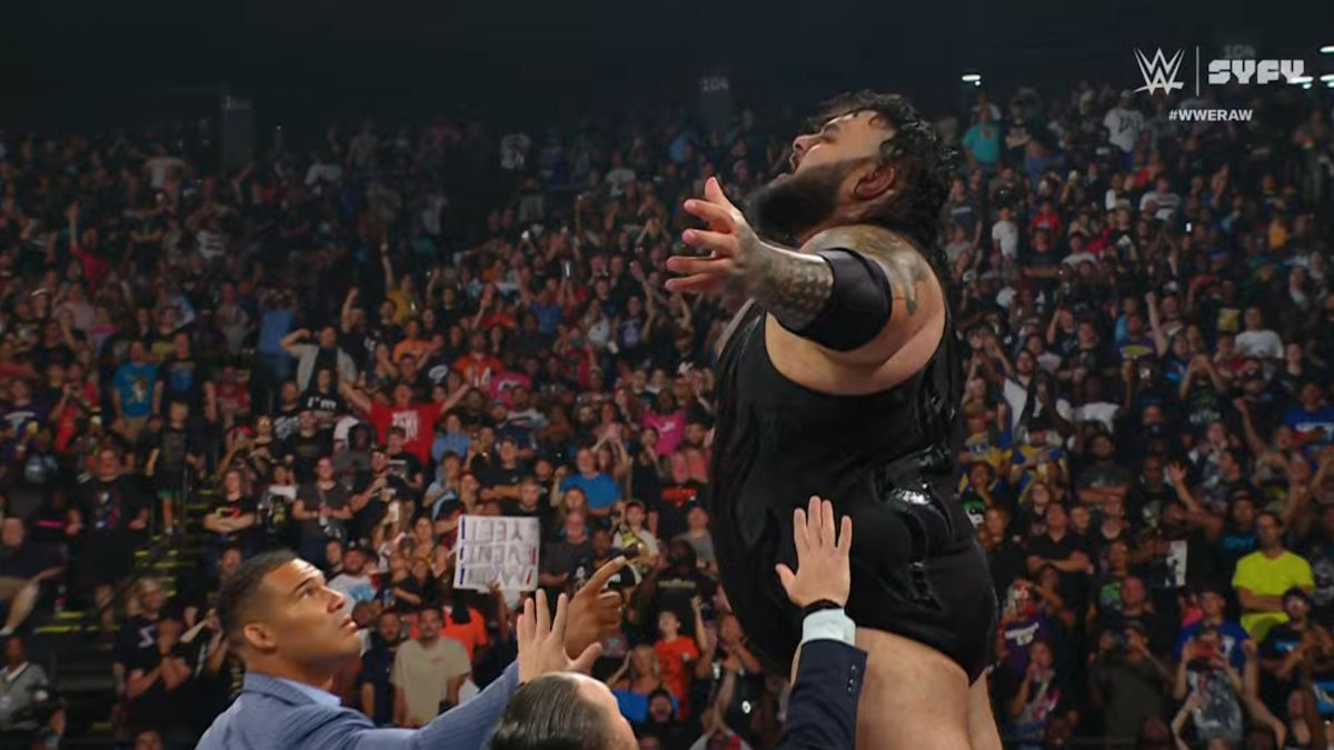 ¡Le aplicó seis “Tsunamis”! El brutal ataque de Bronson Reed a Seth Rollins en WWE RAW