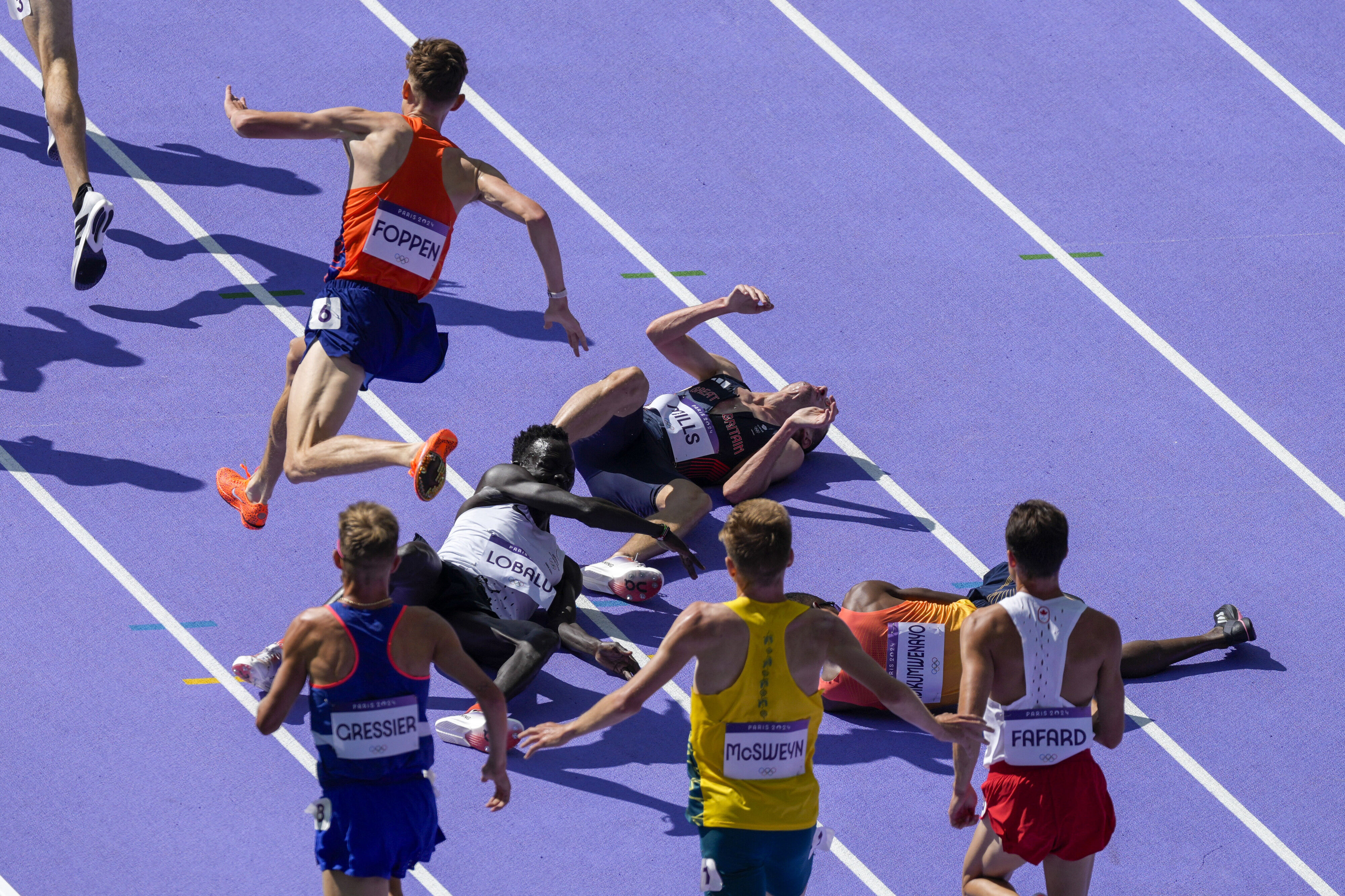 Espectacular caída en los 5000 metros en París 2024