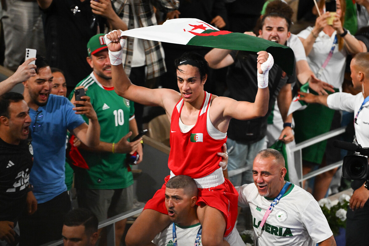Imane Khelif llevada en andas a la gloria olímpica