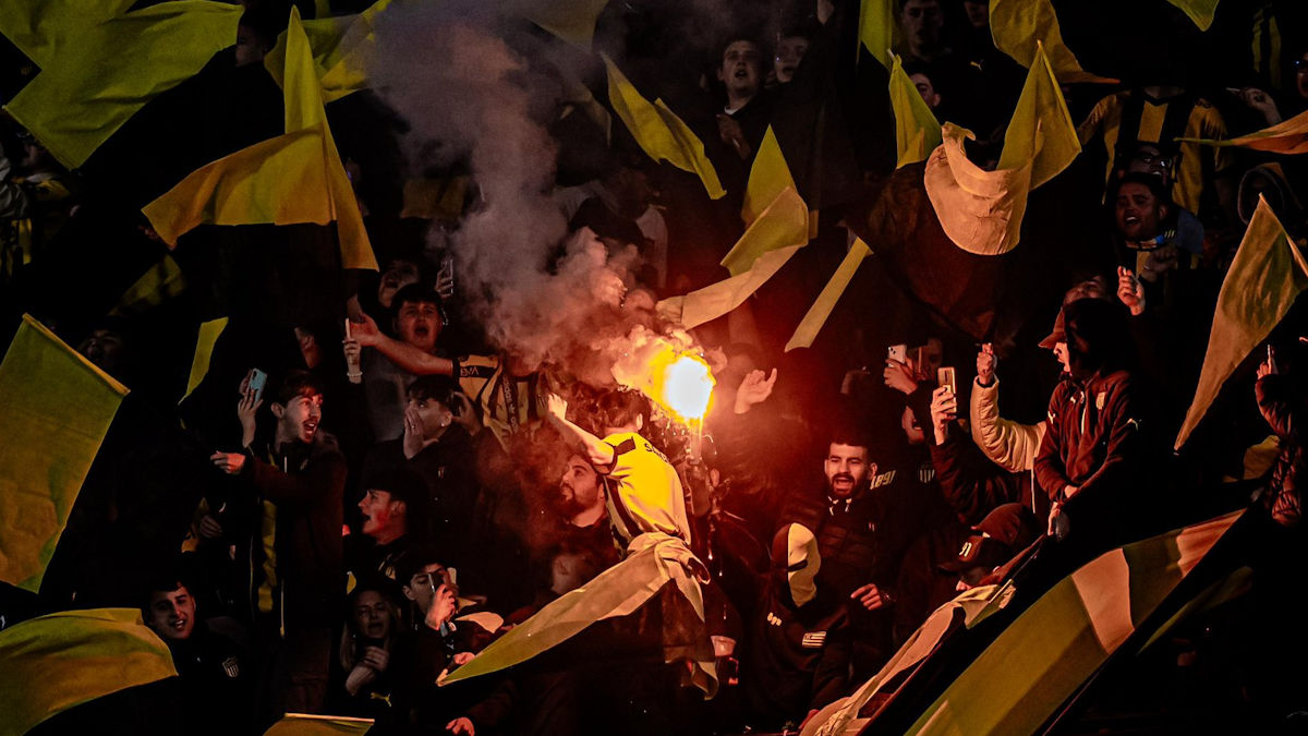 El espectacular recibimiento que tuvo Peñarol en el Campeón del Siglo en el duelo ante The Strongest