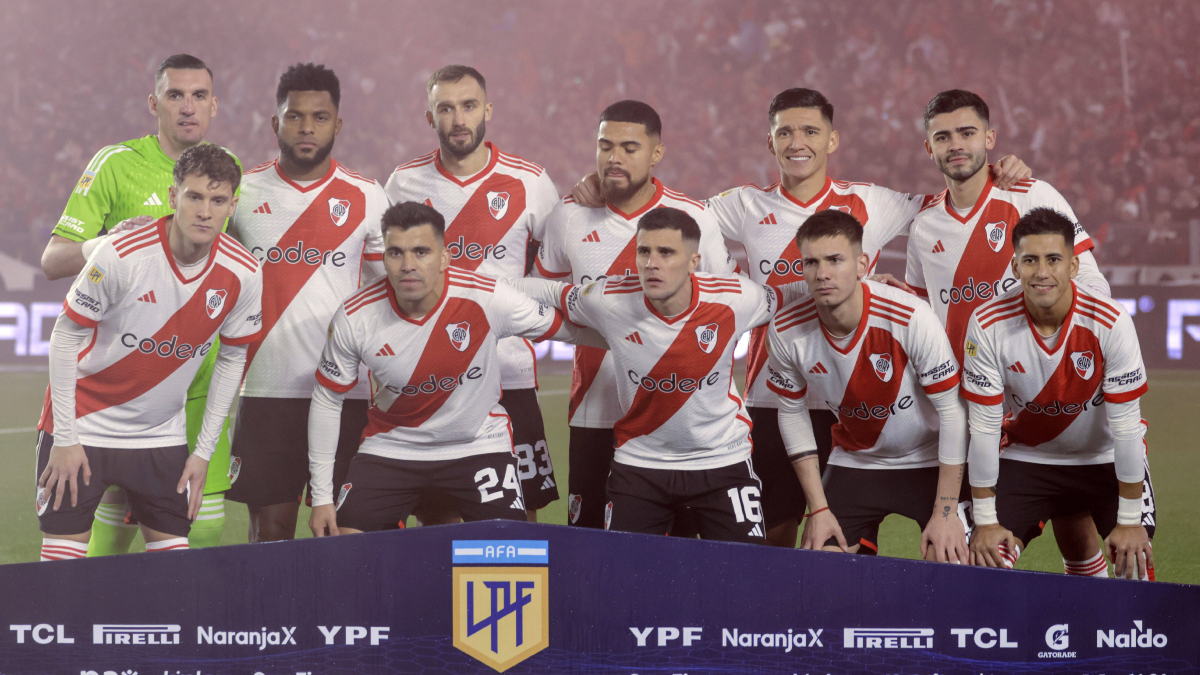 Con mensaje a Colo Colo: River presentó camiseta inspirada en el año que ganó todo