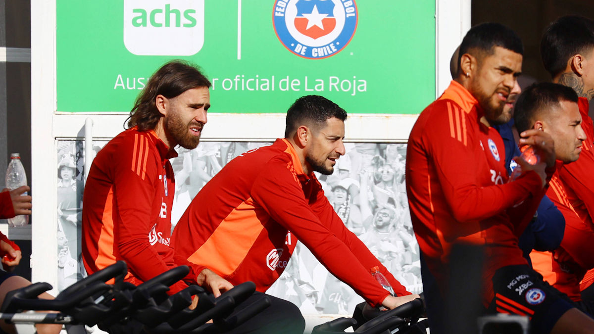 Gareca suma preocupaciones en La Roja con dos piezas clave en duda para el duelo con Argentina