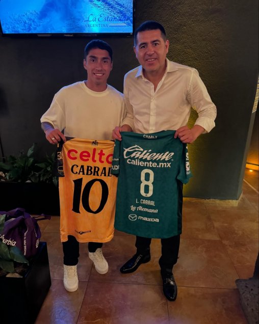 Román se llevó la de Coquimbo: Luciano Cabral compartió e intercambió camiseta con Riquelme