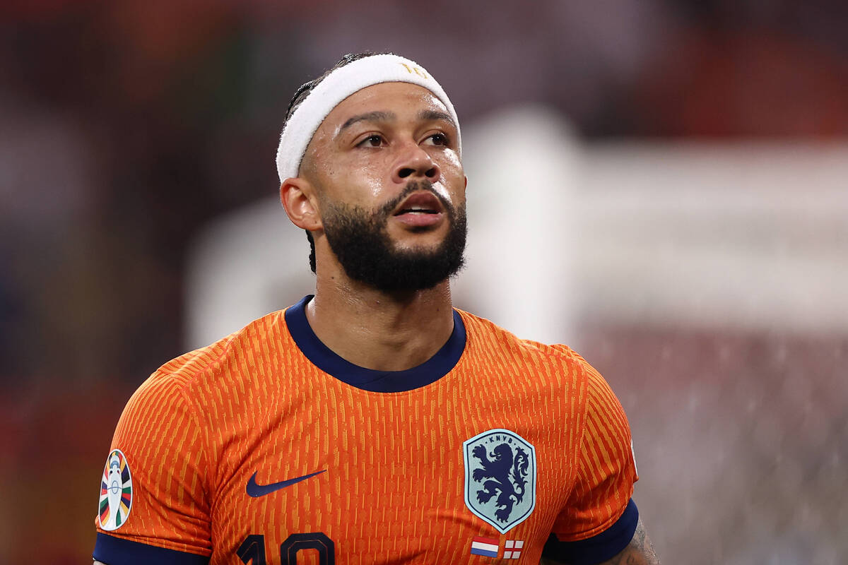 BOMBAZO: A Memphis Depay lo quieren ver vestido de Blanco y Negro