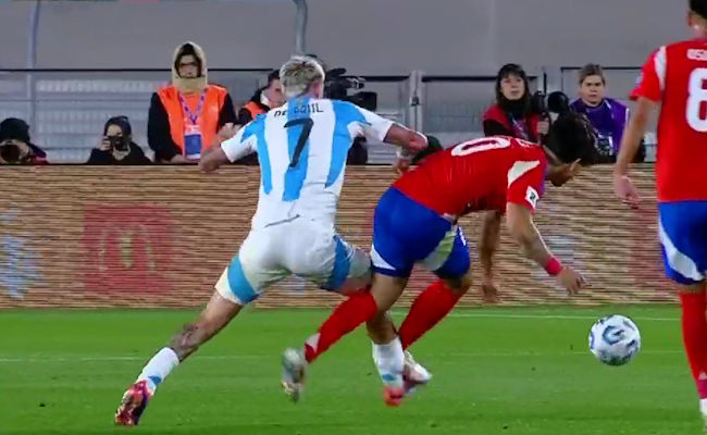 Rodrigo de Paul salvó de una posible expulsión en jugada con Víctor Dávila en el Chile vs Argentina