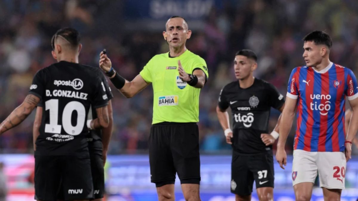 Polémico árbitro de Chile vs Bolivia fue declarado “persona no grata” en su propio país
