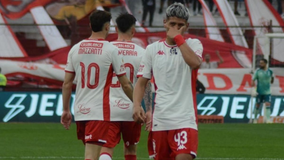 Rodrigo Echeverría marcó y fue figura en triunfazo de Huracán en Argentina