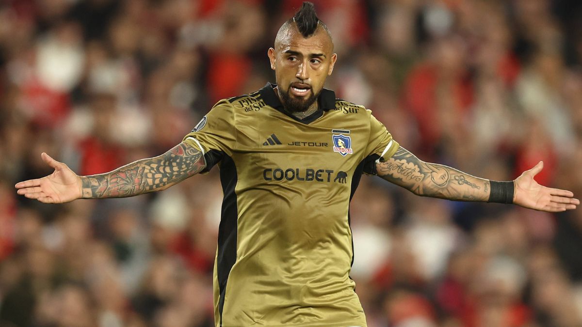 La mitad de River Plate se fue encima de Arturo Vidal tras el final del duelo con Colo Colo