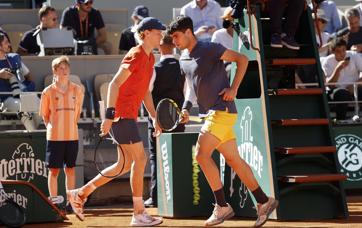 Carlos Alcaraz y Jannik Sinner avanzaron en Beijing casi de forma similar