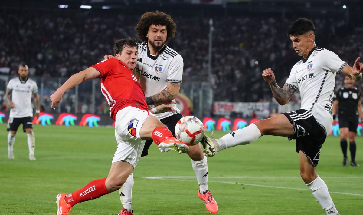 Colo Colo tiene a dos de sus figuras al borde de la suspensión que lo dejaría con varias bajas en los partidos de recuperación